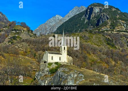 Die mittelalterliche Kirche St. Romanus auf dem Burgfelsenfelsen, Raron, Wallis, Schweiz Stockfoto