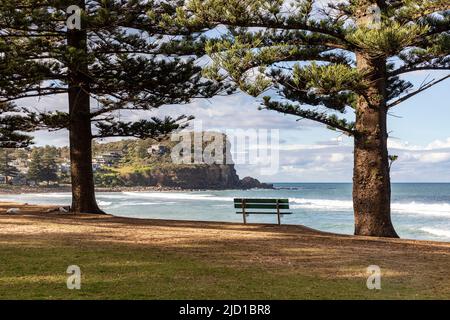 Avalon Beach in Sydney an der Ostküste, Wintertag und klarer blauer Himmel über dem Meer, Sydney, NSW, Australien Stockfoto