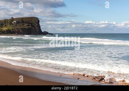 Avalon Beach Sydney an einem Wintertag mit blauem Himmel und einer Vorgewende an der Nordseite des Strandes, Sydney, Australien Stockfoto