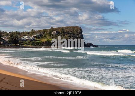 Avalon Beach in Sydney an einem Wintertag verlassen mit blauem Himmel und Häusern am Meer auf banaler Landzunge, Sydney, NSW, Australien Stockfoto