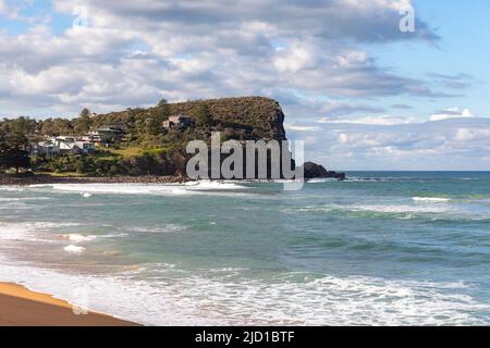 Avalon Beach Sydney an einem Wintertag mit blauem Himmel und einer Vorgewende an der Nordseite des Strandes, Sydney, Australien Stockfoto