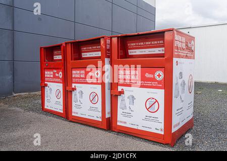 16. Juni 2022: Spendenboxen in einem Wohltätigkeitsgeschäft des australischen Roten Kreuzes in Adelaide, Australien Stockfoto