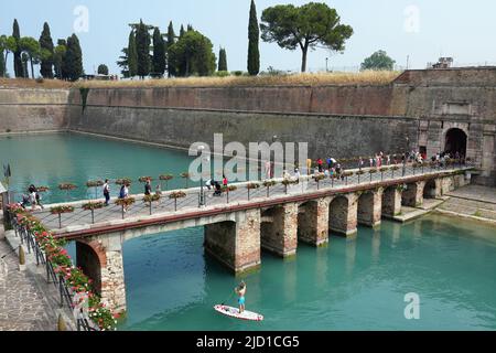 Paddelboarder auf dem Kanal in Peschiera del Garda, Italien am sonnigen Tag des 05. Mai 2022. Stockfoto