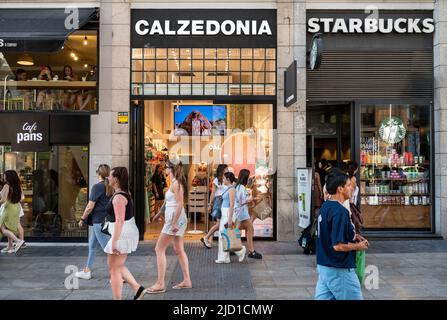 Madrid, Spanien. 28.. Mai 2022. Fußgänger laufen an der italienischen Modemarke Calzedonia in Spanien vorbei. (Foto: Xavi Lopez/SOPA Images/Sipa USA) Quelle: SIPA USA/Alamy Live News Stockfoto