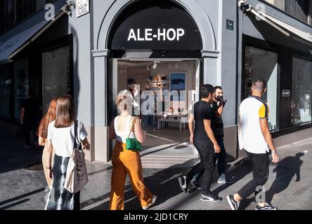 Madrid, Spanien. 28.. Mai 2022. Fußgänger kommen an der Geschenkartikelkette Ale-Hop in Spanien vorbei. (Foto: Xavi Lopez/SOPA Images/Sipa USA) Quelle: SIPA USA/Alamy Live News Stockfoto