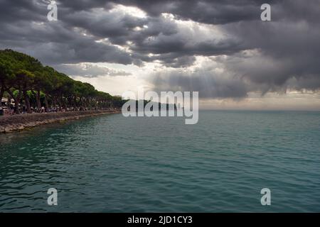 Der Kanal in Peschiera del Garda, Italien am sonnigen Tag des 05. Mai 2022. Stockfoto