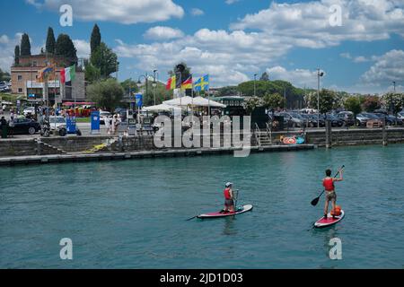 Paddelboarder auf dem Kanal in Peschiera del Garda, Italien am sonnigen Tag des 05. Mai 2022. Stockfoto