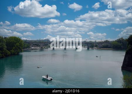 Paddelboarder auf dem Kanal in Peschiera del Garda, Italien am sonnigen Tag des 05. Mai 2022. Stockfoto