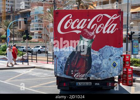 Madrid, Spanien. 31.. Mai 2022. Ein Lieferwagen der amerikanischen Softdrink-Marke Coca-Cola Goods wird in Spanien geparkt. (Bild: © Xavi Lopez/SOPA Images via ZUMA Press Wire) Stockfoto