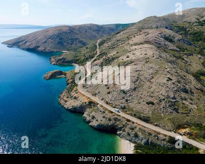 Drohnenaufnahmen, Buchten und Karstberge an der zerklüfteten Küste bei Stara Baska, Stara Baska, Insel Krk, Kvarner-Bucht, Primorje-Gorski kotar Stockfoto