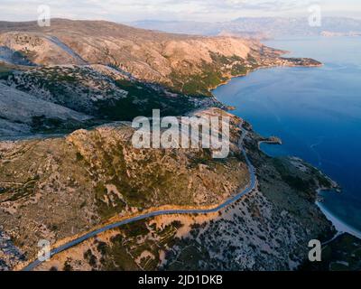 Drohnenaufnahmen, Buchten und Karstberge an der zerklüfteten Küste bei Stara Baska, Stara Baska, Insel Krk, Kvarner-Bucht, Primorje-Gorski kotar Stockfoto