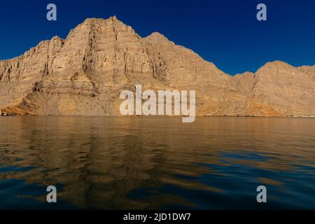 Fjorde von Musandam, genannt Khors, Halbinsel Musandam, Sultanat von Oman Stockfoto