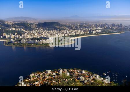 Flamengo-Viertel und Flamengo-Strand in Rio de Janeiro vom Zuckerhut aus gesehen, Pao de Acucar, Brasilien Stockfoto