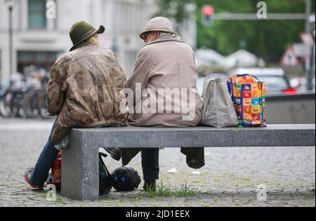 Leipzig, Deutschland. 09.. Juni 2022. Zwei Menschen, die offenbar keinen festen Wohnsitz haben, sprechen auf einer Bank im Stadtzentrum. Quelle: Jan Woitas/dpa/Alamy Live News Stockfoto