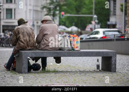 Leipzig, Deutschland. 09.. Juni 2022. Zwei Menschen, die offenbar keinen festen Wohnsitz haben, sprechen auf einer Bank im Stadtzentrum. Quelle: Jan Woitas/dpa/Alamy Live News Stockfoto