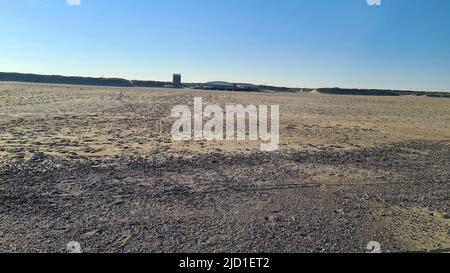 Blick auf den Ferienort Port Zelande und seine Umgebung auf den See und die Dünen unter einem teilweise blauen Himmel Stockfoto
