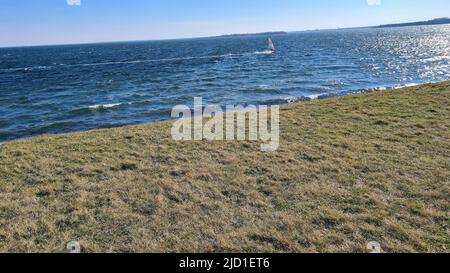 Blick auf den Ferienort Port Zelande und seine Umgebung auf den See und die Dünen unter einem teilweise blauen Himmel Stockfoto
