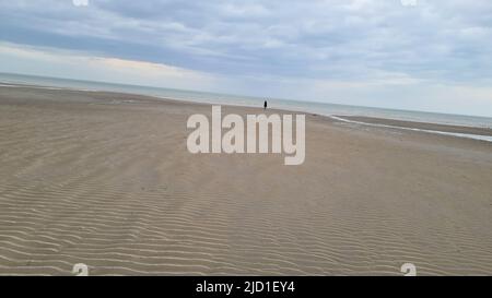 Blick auf den Ferienort Port Zelande und seine Umgebung auf den See und die Dünen unter einem teilweise blauen Himmel Stockfoto