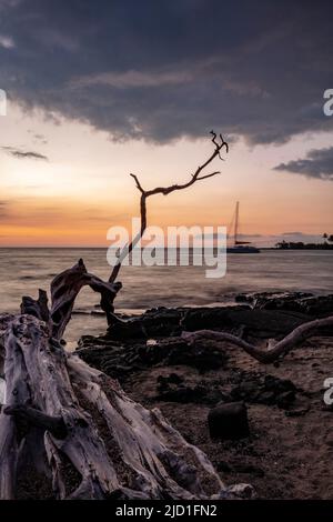 Langzeitbelichtung bei Sonnenuntergang, Surfen im Meer, 'Anaeho'omalu Beach, Waikoloa, Big Island, Hawaii, USA Stockfoto