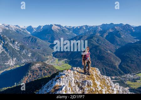 Wanderer auf dem Gipfel, Berglandschaft bei der Großen Arnspitze, bei Scharnitz, Bayern, Deutschland Stockfoto