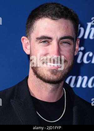 LOS ANGELES, KALIFORNIEN, USA - 16. JUNI: Der amerikanische Profi-Baseballausfeldspieler und erster Baseman Cody Bellinger kommt bei der jährlichen Blue Diamond Gala 2022 der Los Angeles Dodgers Foundation (LADF) an, die am 16. Juni 2022 im Dodger Stadium in Los Angeles, Kalifornien, USA, stattfindet. (Foto von Xavier Collin/Image Press Agency) Stockfoto