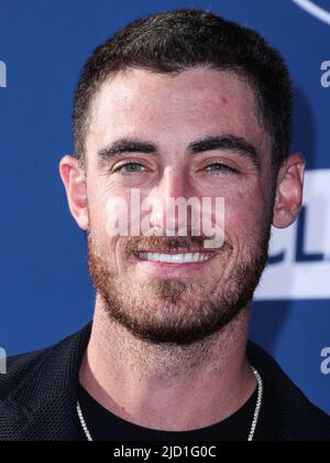 LOS ANGELES, KALIFORNIEN, USA - 16. JUNI: Der amerikanische Profi-Baseballausfeldspieler und erster Baseman Cody Bellinger kommt bei der jährlichen Blue Diamond Gala 2022 der Los Angeles Dodgers Foundation (LADF) an, die am 16. Juni 2022 im Dodger Stadium in Los Angeles, Kalifornien, USA, stattfindet. (Foto von Xavier Collin/Image Press Agency) Stockfoto