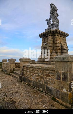 Statue von Notre-Dame des naufrages (Mutter des Gottes der Schiffbrüchigen) an der Pointe du Raz beg ar Raz, felsigen Kap, Ende des Cap Sizun im Westen der Stockfoto