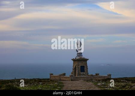 Statue von Notre-Dame des naufrages (Mutter des Gottes der Schiffbrüchigen) an der Pointe du Raz beg ar Raz, felsigen Kap, Ende des Cap Sizun im Westen der Stockfoto