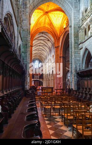 Blick vom Chor mit Chorgestühl ins Kirchenschiff mit Orgel, gotische Kathedrale Saint-Paul Aurelien, Saint-Pol-de-Leon, Department Finistere Penn Stockfoto