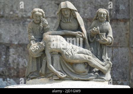 Pieta auf dem Kirchhof, Enclos Paroissial Saint-Suliau eingezäunte Gemeinde, Sizun, Departement Finistere, Region Bretagne, Frankreich Stockfoto