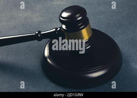 Richtergavel auf dunklem Hintergrund, Draufsicht. Rechtskonzept Stockfoto