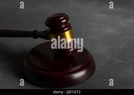 Recht und Gerechtigkeit. Hölzerner Richter Gavel, Nahaufnahme. Stockfoto