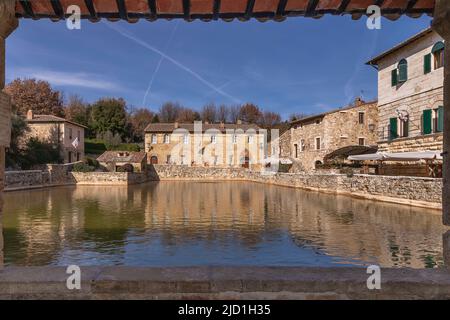 Das antike Dorf Bagno Vignoni, Siena, Italien, eingerahmt von der Wand des Thermalbades Stockfoto