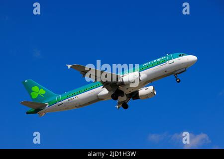 Ein Flugzeug der Aer Lingus A320 hebt auf der Start- und Landebahn des Flughafens Gatwick ab Stockfoto