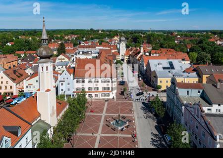 Blick vom Stadtturm auf den Schrannenplatz mit dem Frauenkircherl (l.), das Rathaus von Erding (M.), den Schönen Turm am Ende des Stockfoto