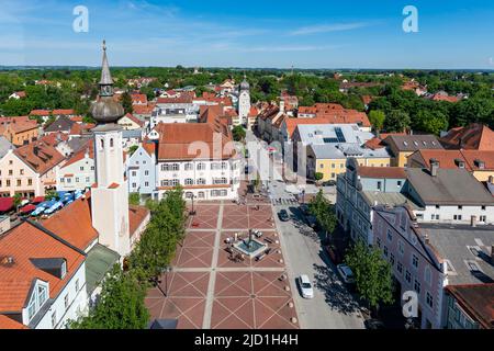 Blick vom Stadtturm auf den Schrannenplatz mit dem Frauenkircherl (l.), das Rathaus von Erding (M.), den Schönen Turm am Ende des Stockfoto