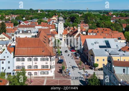 Blick vom Stadtturm auf den Schrannenplatz mit dem Rathaus Erding (l.) und den Schönen Turm am Ende der Landshuter Straße in Erding Stockfoto