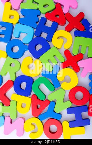 Bunte Buchstaben Bausteine zufällig verstreut auf weißem Hintergrund Stockfoto