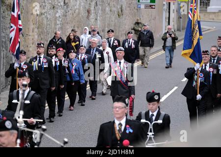 Selkirk, Großbritannien. 17.. Juni 2022. Selkirk, Großbritannien., . Selkirk Common Riding 2022. Freitag. Selkirk Ex-Soldiers Association, William Mein Zentrum mit Schärpe, marschiert zum Kriegsdenkmal, um einen Kranz zu legen, flankiert von Fahnenträger. Selkirk erinnert und feiert seine Geschichte beim jährlichen Common Riding, das am zweiten Freitag nach dem ersten Montag im Juni stattfindet, wenn die townÕs Grenzen oder ÔmarchesÕ geritten werden. In der Regel in der Region von 300-400, Selkirk verfügt über eine der größten Kavalkade von Pferden und Reitern in Europa. ( Kredit: Rob Gray/Alamy Live News Stockfoto