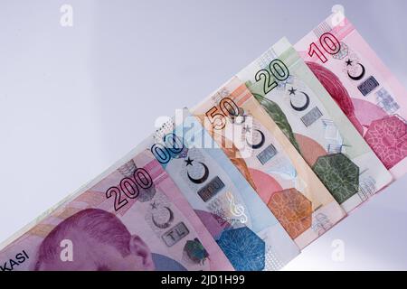 Turksh Lira-Banknoten von verschiedenen Farben, Muster und Wert auf weißem Hintergrund Stockfoto