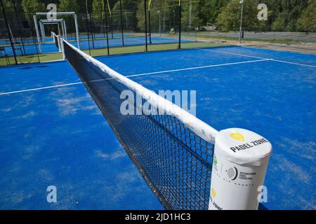 Leerer Paddle Court im Freien Stockfoto