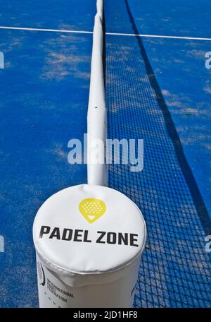 Leerer Paddle Court im Freien Stockfoto