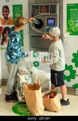 Zwei Jungen, 12 und 10 Jahre alt, recyceln Dosen in Ystad, Scania, Schweden, Scandinavia06 Stockfoto