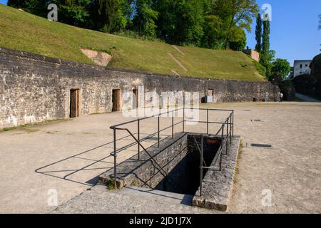 Eingangstreppe zum Kellergewölbe Arenakeller des historischen römischen Amphitheaters von Trier Treverorum Augusta, römisches Denkmal, UNESCO-Weltkulturerbe Stockfoto