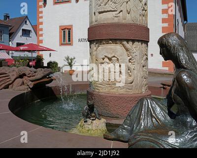 Märchenbrunnen, Prinzessin, Frosch, Wasser spüffender Drache, Säule, Reliefs, Fischer und seine Frucht, Rathaus, Steinau an der Straße Stockfoto