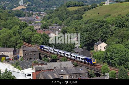 Der Diesel-Personenzug der Northern Railway Nr. 195 126 nähert sich Todmorden und wird den Rochdale-Kanal von Walsden aus überqueren. Stockfoto