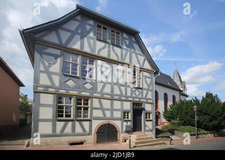 Fachwerkhaus mit St. Vincentius Kirche in Hattenheim, Eltville, Rheingau, Taunus, Hessen, Deutschland Stockfoto