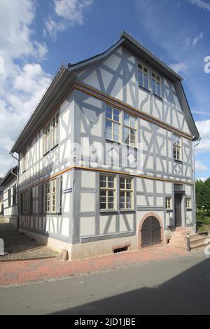 Graues Fachwerkhaus in Hattenheim, Eltville, Rheingau, Taunus, Hessen, Deutschland Stockfoto