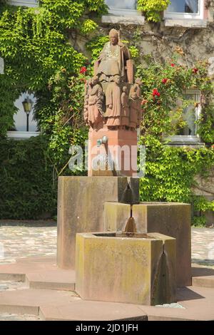 Brunnen auf dem Marktplatz in Kiedrich, Rheingau, Taunus, Hessen, Deutschland Stockfoto