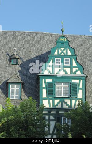 Heckgiebel mit Baujahr des Fachwerkhauses Hotel und Restaurant Schwan, erbaut 1628 in Oestrich, Oestrich-Winkel, Rheingau, Taunus, Hessen, Deutschland Stockfoto